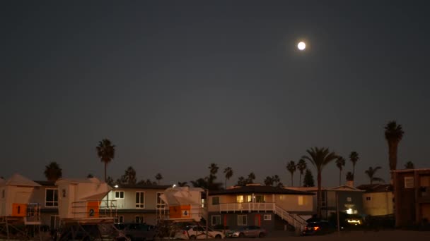 Palmbomen en maan in de schemering hemel, Californische kustwacht, strandhuizen. — Stockvideo
