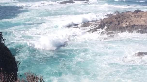 Skalní útes, oceánská pláž, Point Lobos, Kalifornské pobřeží. Havárie vln. — Stock video