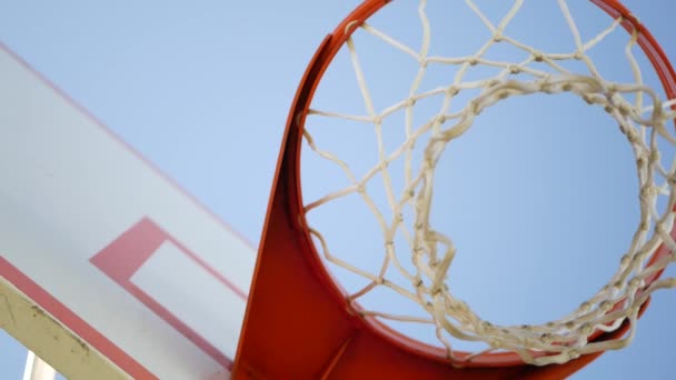 Баскетбольная площадка на открытом воздухе, оранжевый обруч, сетка и носилки для игры в баскетбол. — стоковое видео