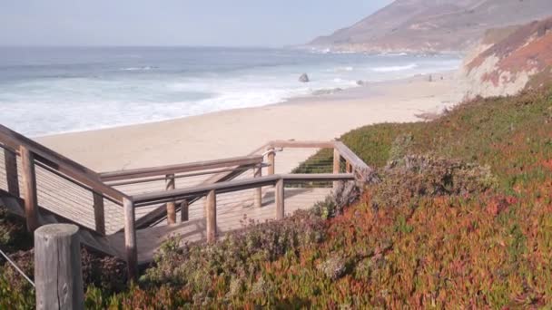 Grote Stille Oceaan golven crashen, leeg strand Californische kust, zee en trappen. — Stockvideo