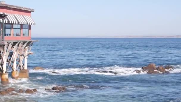 Παραλιακή καφετέρια στην παραλία σε σωρούς ή πυλώνες, Monterey παραλία, Καλιφόρνια ακτή — Αρχείο Βίντεο