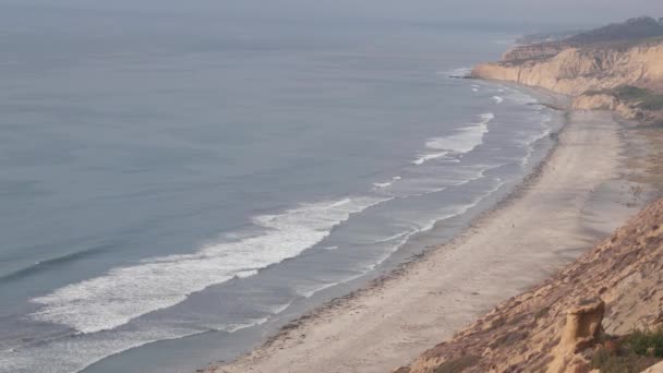 Prudký útes nebo útes, eroze pobřeží Kalifornie. Torrey Pines výhled přehlédnout — Stock video