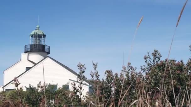 Vintage-Leuchtturm, Retro-Leuchtturm, altmodische klassische weiße Leuchtfeuer. — Stockvideo