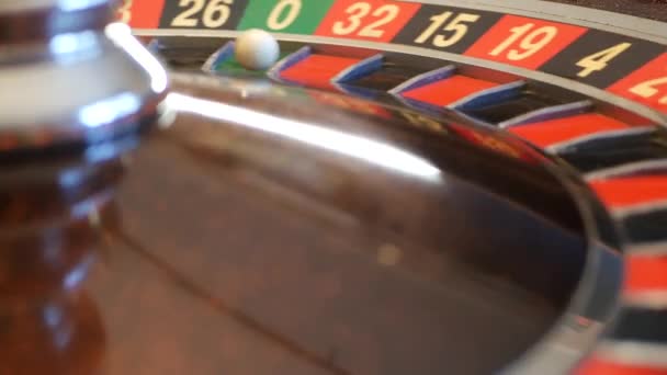 Balle sur table de roulette au casino. Roue tournant, tournant, tournant. Vert zéro. — Video