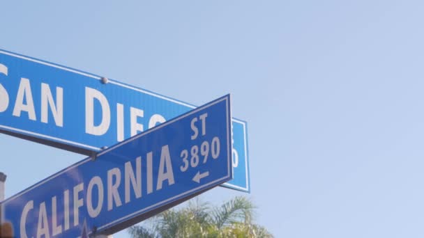 Οδός Σαν Ντιέγκο και Καλιφόρνια, πινακίδα κυκλοφορίας στις ΗΠΑ. Σταυροδρόμι στην πόλη. — Αρχείο Βίντεο