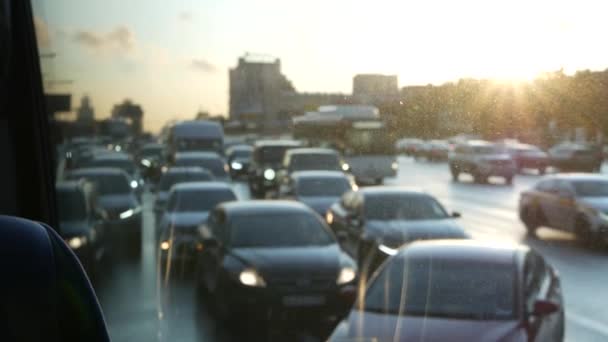 Blocco di traffico da auto su strada, ora di punta, sovraccarico occupato Mosca strada della città. — Video Stock