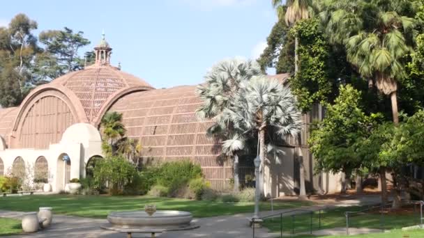 Kopuła budynku botanicznego w ogrodzie, trawniku i fontannie. Park Balboa w San Diego — Wideo stockowe