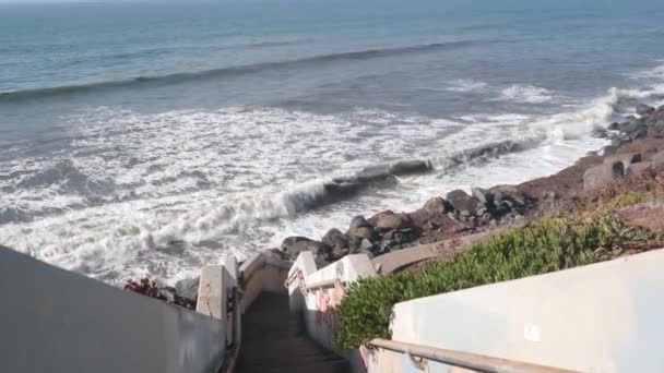 Ocean Beach escaleras de acceso, olas costeras se estrellan. Pasos y barandilla a la orilla del mar. — Vídeos de Stock