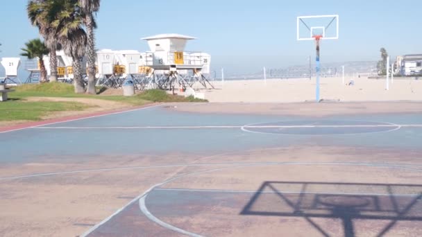 Palmeiras e campo de esportes de basquete ou quadra na praia, costa da Califórnia, EUA. — Vídeo de Stock