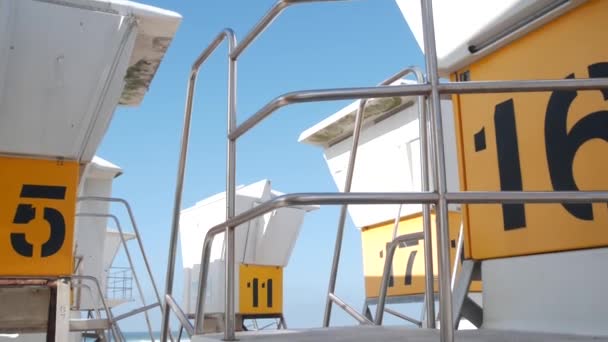 Stojak ratowniczy lub wieża ratownicza do surfowania, California ocean beach, USA. — Wideo stockowe