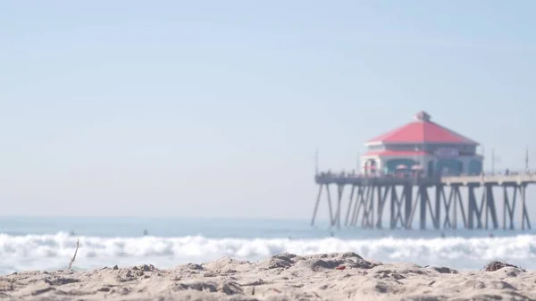 Retro huntington piren, surfing i hav vågor och strand, Kaliforniens kust, USA. — Stockfoto