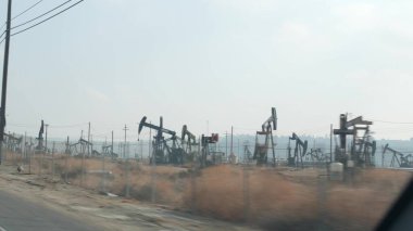 Petrol sahasında pompa valeleri, ABD. Petrol kuyularına ham fosil çıkarma ekipmanları