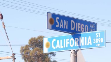San Diego ve California caddeleri, ABD 'de trafik levhası. Şehrin kesişen yolları.
