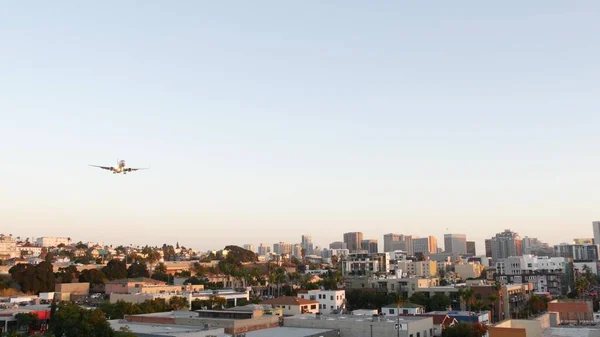 Avión aterrizando, aeropuerto de San Diego California EE.UU. Avión llegando, horizonte de la ciudad — Foto de Stock