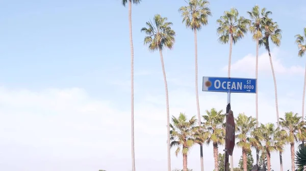Ocean street road sign, California ciudad Estados Unidos. Centro turístico, palmeras costeras — Foto de Stock