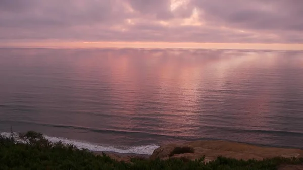 劇的な夕日、空と雲。トーリー・パインズカリフォルニア海岸海の水 — ストック写真