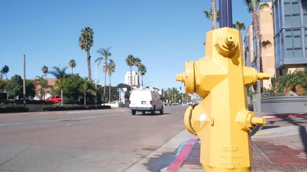 Extintor de hidrante amarelo na rua da cidade, Corpo de Bombeiros da Califórnia, EUA — Fotografia de Stock