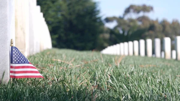 Tumbas y bandera americana, cementerio conmemorativo militar nacional en Estados Unidos. — Foto de Stock