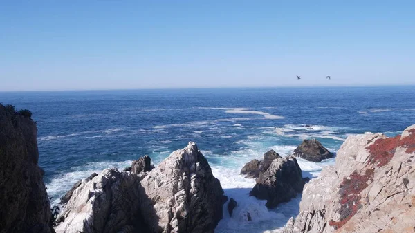 Rotsachtige klif, oceaanstrand, Point Lobos, Californische kust. Golven storten neer. — Stockfoto