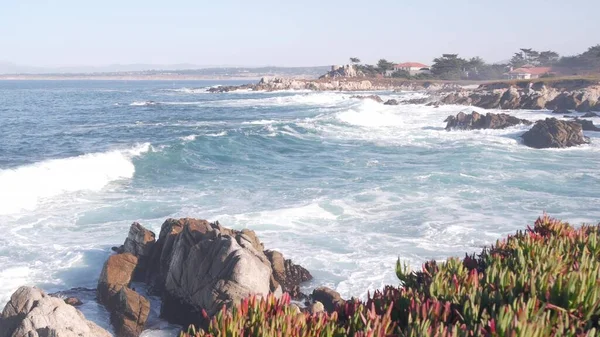 Rotsachtige craggy oceaan strand, zee golven crashen op de kust, Monterey Californië kust — Stockfoto