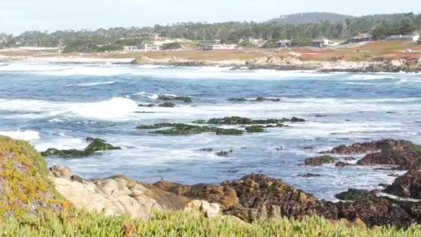 17 millas en coche, Monterey, California. Suburban bienes raíces, casas por la costa del océano — Vídeos de Stock