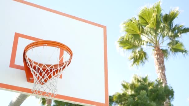 Баскетбольная площадка на открытом воздухе, оранжевый обруч, сетка и носилки для игры в баскетбол. — стоковое видео