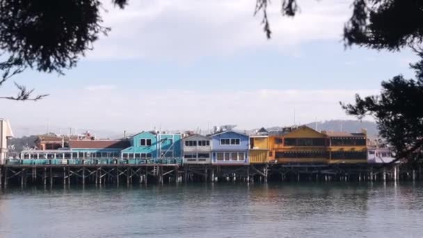 Fargefylte trehus på peler eller stolper, gamle fiskere på Wharf i Monterey Bay. – stockvideo