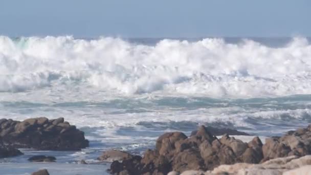 大きな嵐の海の波が岩だらけの岩場の海岸、カリフォルニアの海の海岸でクラッシュします — ストック動画