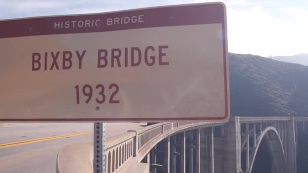 Straßenschild Bixby Creek Bridge, Pazifikküste Highway 1, Cabrillo Road. Kalifornien — Stockvideo