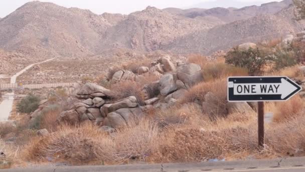 Egyirányú útjelző nyíl, országúti út mellett Kaliforniában, Egyesült Államok közúti utazás sivatagban — Stock videók