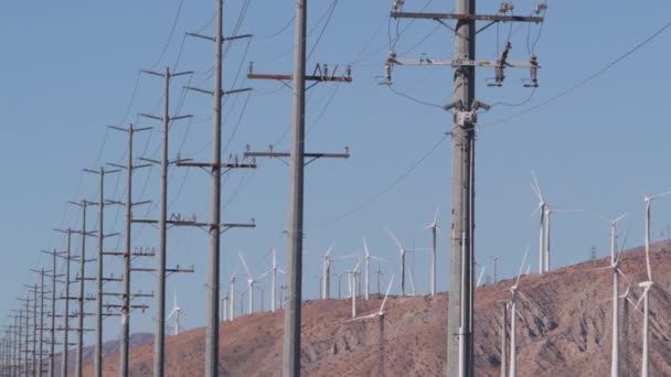 風力発電所、風力発電所の風車。アメリカの砂漠の風力発電所. — ストック動画