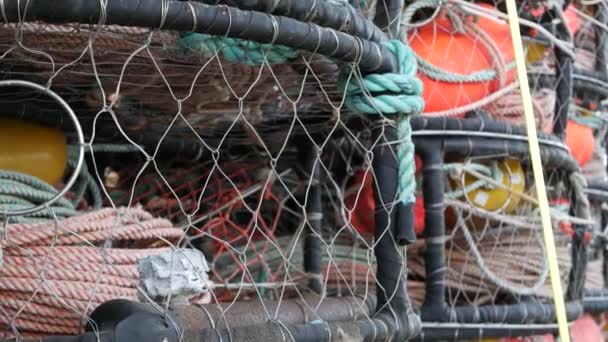 Vallen, touwen en kooien, visserij-industrie in de VS. Potten, korrels voor vis. Visserij. — Stockvideo
