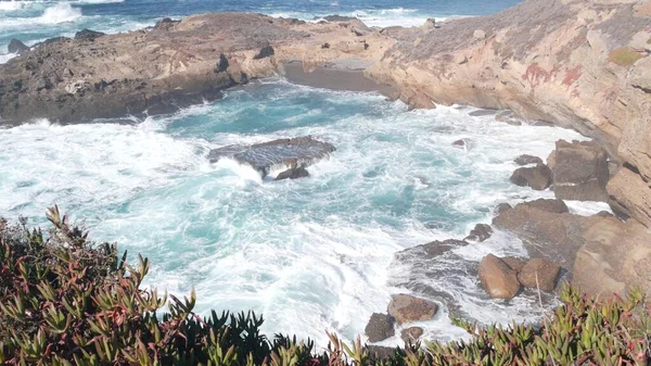 Rotsachtige klif, oceaanstrand, Point Lobos, Californische kust. Golven storten neer. — Stockfoto