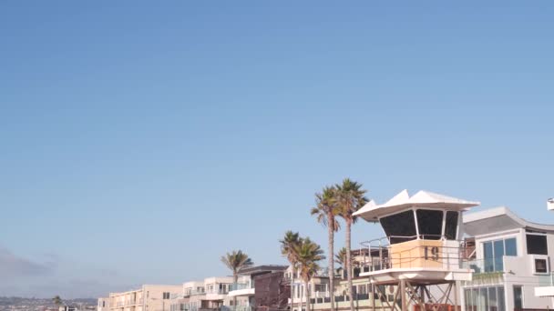 Cankurtaran standı ya da cankurtaran kulesi kulübesi, Kaliforniya sahilinde sörf güvenliği, ABD — Stok video