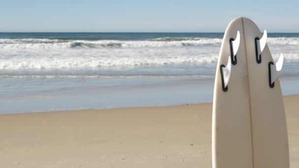 Tabla de surf para el surf de pie en la playa de arena, costa de California, EE.UU.. Ondas oceánicas — Vídeos de Stock