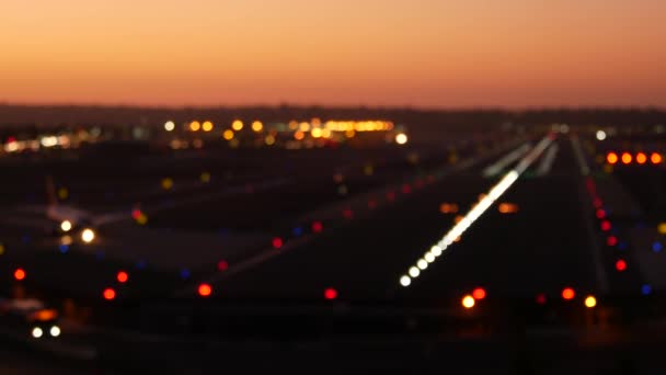Luces de pista de aeropuerto por la noche, avión o aerolínea despegando, pista de aterrizaje al atardecer. — Vídeos de Stock