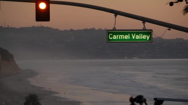 Verkeerslichten, Pacific Coast Highway, Californië. Weg reis langs de oceaan in de schemering — Stockvideo