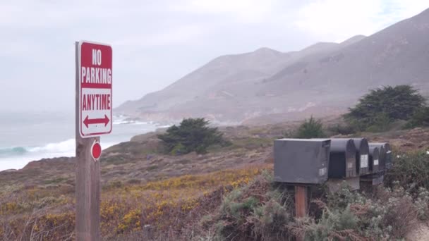 Pas de panneau de stationnement, autoroute de la côte pacifique. Vagues océaniques, plage de Californie brumeuse — Video