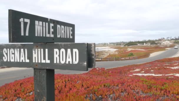 Scenic 17-mijl rijden verkeersbord, Monterey Californië. Roadtrip langs de oceaankust. — Stockvideo