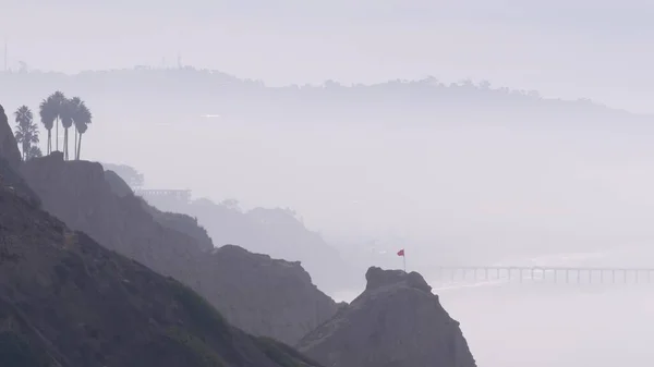 Stâncă abruptă, stâncă sau cacealma, eroziune pe coasta Californiei. Torrey Pines în ceață cețoasă. — Fotografie, imagine de stoc