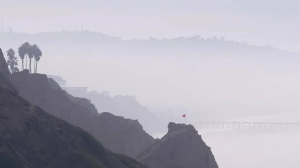 Steile Klippen, Felsen oder Steilwände, Erosion der kalifornischen Küste. Torrey Pines im Nebel. — Stockfoto