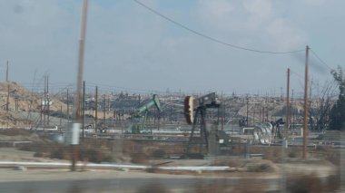 Petrol sahasında pompa valeleri, ABD. Petrol kuyularına ham fosil çıkarma ekipmanları