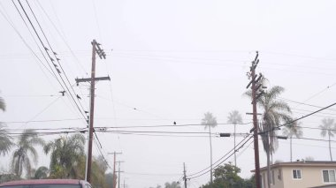 Kaliforniya şehir sokağındaki elektrik hatları ya da kabloları. Elektrik arzı.