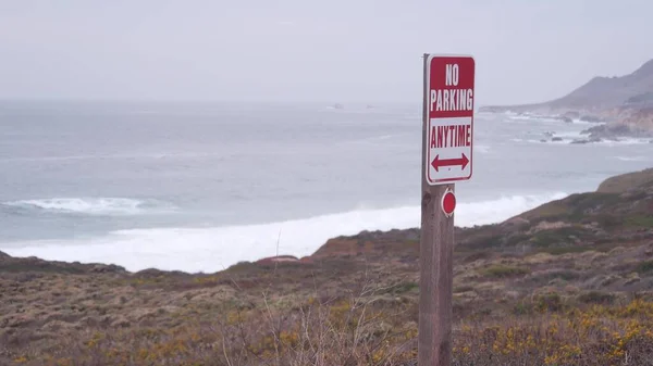 Pas de panneau de stationnement, autoroute de la côte pacifique. Vagues océaniques, plage de Californie brumeuse — Photo