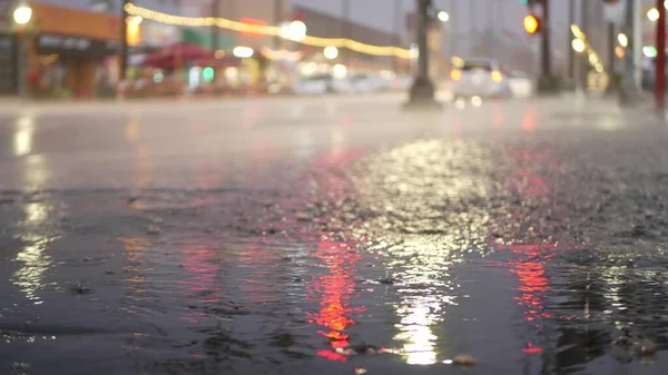 Işıkların yansıması, yağmurlu havada yol. Yağmur damlaları, şehrin ıslak asfaltı. — Stok fotoğraf