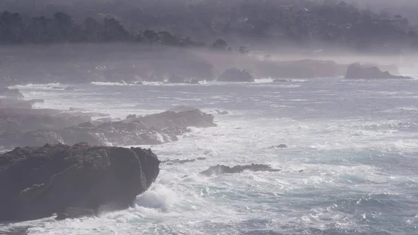 Praia rochosa e escarpada do oceano, Point Lobos, enevoada costa da Califórnia. Ondas batendo. — Fotografia de Stock