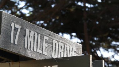 Sahne 17 mil sürüş tahtadan yol işareti, California. Kıyı turizmi gezisi.