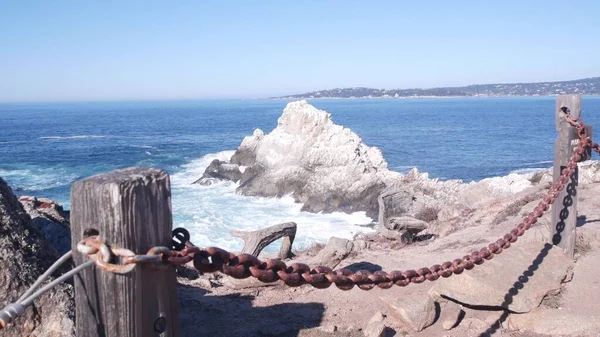 Skalní útes, oceánská pláž, Point Lobos, Kalifornské pobřeží. Havárie vln. — Stock fotografie