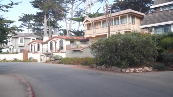 Calle de los suburbios, distrito residencial, casas o hogares, arquitectura de California. — Vídeos de Stock