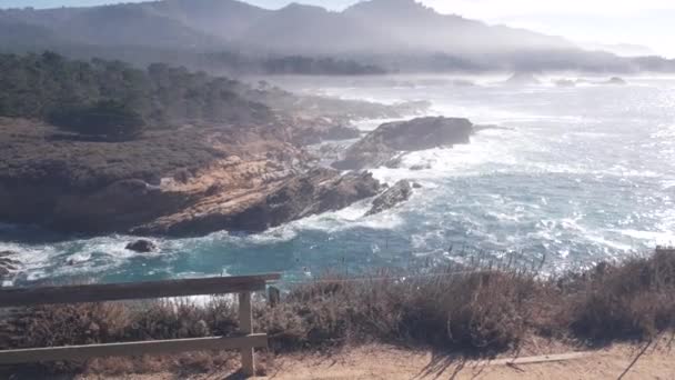 Praia rochosa e escarpada do oceano, Point Lobos, enevoada costa da Califórnia. Ondas batendo. — Vídeo de Stock